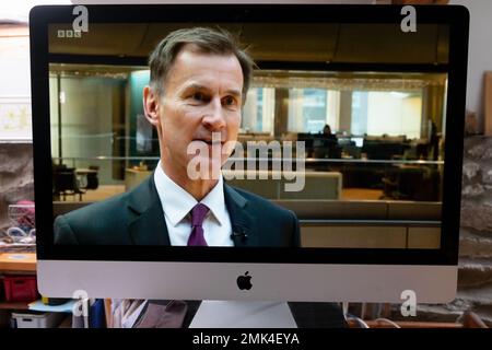 Tory Cancelliere dello scacchiere Jeremy Hunt parlando sul programma di notizie della BBC schermo del calcolatore in linea dopo il discorso 27 gennaio 2023 Londra Gran Bretagna Regno Unito Foto Stock