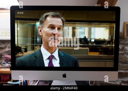 Il Cancelliere conservatore dello scacchiere Jeremy Hunt parlando sul programma di notizie della BBC schermo in linea del calcolatore dopo il discorso 27 gennaio 2023 Gran Bretagna UK Foto Stock