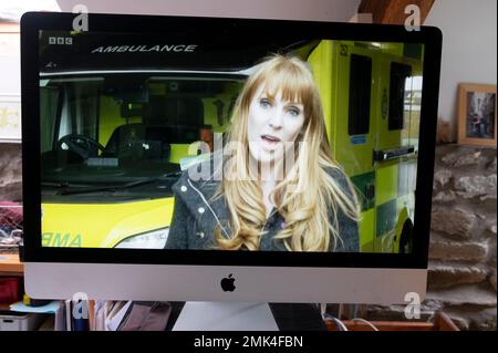 Vice leader del Partito laburista Angela Rayner MP a NHS Harlow Ambulance Station su schermo computer BBC News 27 gennaio 2023 Londra UK Gran Bretagna Foto Stock