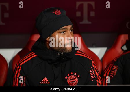 Monaco, Germania. 28th Jan, 2023. Calcio: Bundesliga, Bayern Monaco - Eintracht Francoforte, 18° giorno alla Allianz Arena, Serge Gnabry di Monaco è in panchina. NOTA IMPORTANTE: In conformità ai requisiti della DFL Deutsche Fußball Liga e del DFB Deutscher Fußball-Bund, è vietato utilizzare o utilizzare fotografie scattate nello stadio e/o della partita sotto forma di sequenze di immagini e/o serie di foto simili a un video. Credit: Sven Hoppe/dpa/Alamy Live News Foto Stock