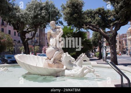 Nettuno, Italia -10 giugno 2018: Fontana del Nettuno in marmo. Statua di Poseidone con un tridente Foto Stock