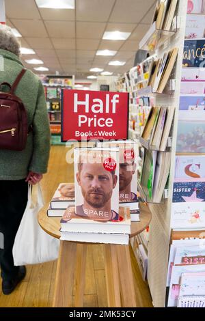Prince Harry libro DI RICAMBIO in vendita a metà prezzo segno in WHSmith WH Smith negozio 28th gennaio 2023 vista verticale Londra Inghilterra Regno Unito Gran Bretagna Foto Stock