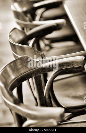 sedie di legno vecchio stile intorno al tavolo di legno Foto Stock