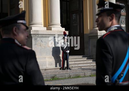 Catanzaro, Italia. 28th Jan, 2023. Forze di sicurezza Carabinieri visto fuori del palazzo. Nicola Gratteri, il procuratore antimafia che ha avviato il processo Maxi per la 'Ndrangheta (mafia) nel 2021, ha partecipato all'inaugurazione dell'anno giudiziario 2023, tenutosi presso il Palazzo di Giustizia "Salvatore Blasco" di Catanzaro alla presenza delle autorità locali e degli ospiti. (Foto di Valeria Ferraro/SOPA Images/Sipa USA) Credit: Sipa USA/Alamy Live News Foto Stock