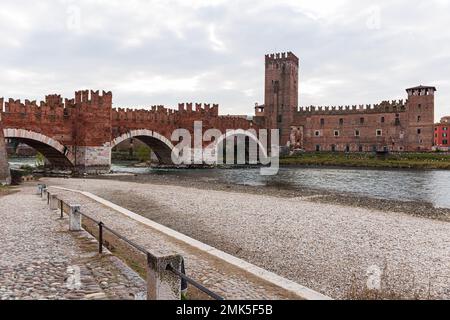 Vista panoramica del Ponte Scaligero a Verona Foto Stock