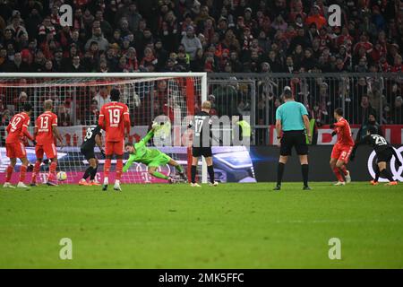 Monaco, Germania. 28th Jan, 2023. Calcio: Bundesliga, Bayern Monaco - Eintracht Francoforte, giorno 18 alla Allianz Arena, Leroy sane di Monaco (2nd da destra) segna per arrivare a 1:0. NOTA IMPORTANTE: In conformità ai requisiti della DFL Deutsche Fußball Liga e/o della DFB Deutscher Fußball-Bund, è vietato sfruttare o sfruttare le fotografie scattate nello stadio e/o della partita sotto forma di sequenze di immagini e/o di serie di foto simili a un video. Credit: Sven Hoppe/dpa/Alamy Live News Foto Stock