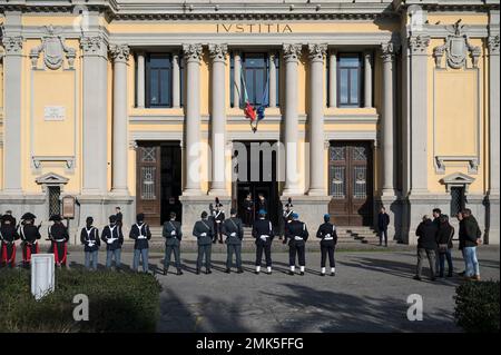 Catanzaro, Italia. 28th Jan, 2023. Forze di sicurezza Carabinieri visto fuori del palazzo. Nicola Gratteri, il procuratore antimafia che ha avviato il processo Maxi per la 'Ndrangheta (mafia) nel 2021, ha partecipato all'inaugurazione dell'anno giudiziario 2023, tenutosi presso il Palazzo di Giustizia "Salvatore Blasco" di Catanzaro alla presenza delle autorità locali e degli ospiti. (Foto di Valeria Ferraro/SOPA Images/Sipa USA) Credit: Sipa USA/Alamy Live News Foto Stock