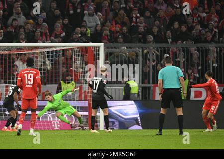 Monaco, Germania. 28th Jan, 2023. Calcio: Bundesliga, Bayern Monaco - Eintracht Francoforte, giorno 18 alla Allianz Arena, Leroy sane (r) di Monaco segna per arrivare a 1:0. NOTA IMPORTANTE: In conformità ai requisiti della DFL Deutsche Fußball Liga e/o della DFB Deutscher Fußball-Bund, è vietato sfruttare o sfruttare le fotografie scattate nello stadio e/o della partita sotto forma di sequenze di immagini e/o di serie di foto simili a video. Credit: Sven Hoppe/dpa/Alamy Live News Foto Stock