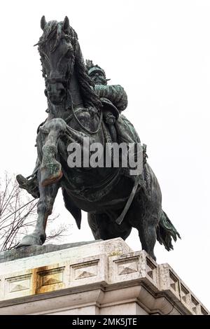 Statua equestre Vittorio Emanuele II in Piazza Bra, Verona, Italia - vista panoramica del monumento storico nel centro della città Foto Stock