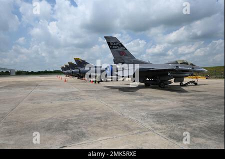 US Air Force F-16 da caccia jet della South Carolina Air National Guard e KFIR Fighter jet della Colombiana Air Force sono pronti a volare durante Relampago VII, un esercizio a Barranquilla, Colombia, 6 settembre 2022. Lo scopo di questo esercizio è di fornire all'aeronautica colombiana una formazione di interoperabilità realistica richiesta in qualità di paesi alleati, secondo gli standard della NATO. La Carolina del Sud è il partner di Stato della Colombia nel programma di partenariato statale. Foto Stock