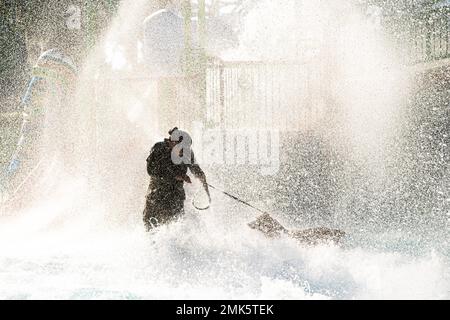 Un cane da lavoro militare e il suo gestore del 820th base Defense Group, 93rd Air Ground Operations Wing, conducono corsi di confidenza in acqua al Wild Adventures Theme Park, Georgia, 6 settembre 2022. Le unità 820 BDG e 23 SFS K9 hanno istruito i cani da lavoro militari sul condizionamento dell'acqua, la pattuglia acquatica, il recupero di acque profonde, gli ostacoli d'acqua, il morso mentre in acqua e la cura di Casualty di combattimento tattico anfibio. Foto Stock