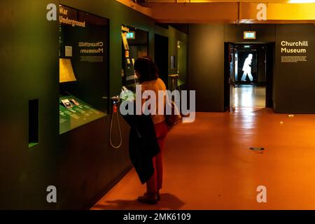 Un turista/visitatore all'interno delle Churchill War Rooms, Londra, Regno Unito. Foto Stock