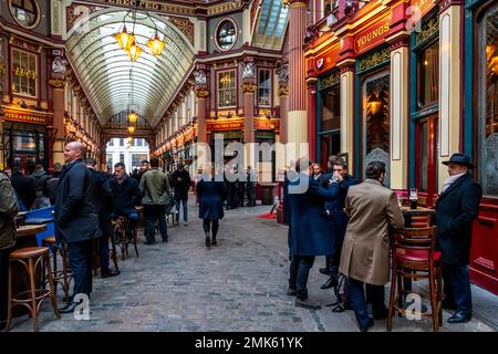 Persone al di fuori Di Un bar a Leadenhall Market, City of London, London, UK. Foto Stock