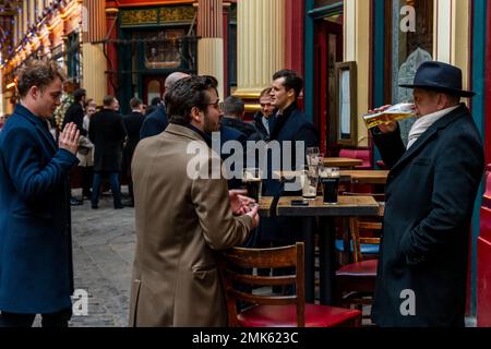 Persone al di fuori Di Un bar a Leadenhall Market, City of London, London, UK. Foto Stock