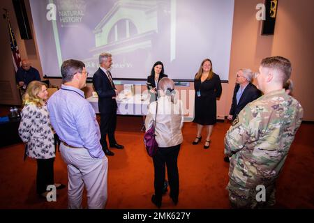 (Da sinistra a destra) Dr Kirk Johnson, direttore sant del Museo Nazionale di Storia Naturale Smithsonian, Dr. Ellen Stofan, segretario per la Scienza e la Ricerca dello Smithsonian Institute, Dr. Pierre Comizzoli, biologo e scienziato dtaf dello Smithsonian Institute, Dr. Yvonne Linton, direttore della ricerca della Walter Reed Biosystematics Unit (WRBU), Dr. Nelson Michael, il ricercatore per le malattie infettive presso il Walter Reed Army Institute of Research (WRAIR), U.S. Army col. Brian Johnson, lo psicologo della ricerca presso WRAIR, leader chiave in visita al Museum Support Center (MSC), Sep Foto Stock