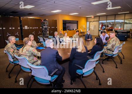 Cynthia Tucker, l'entomolomgist al Walter Reed Army Institute of Research (WRAIR), il U.S. Army Lt. Col. Sharon Daye, il patologo della ricerca a WRAIR, il Dr. Pierre Comizzol, biologo della ricerca e scienziato dello staff allo Smithsonian Institute, Dr. Mardi Jett, Il capo della patologia molecolare del Dept a WRAIR, col. Chad Koenig, Comandante a WRAIR, Dr. Kirk Johnson, Direttore Sant al Museo Smithsonian di Storia Naturale. Il col. Scott Williams, direttore centrale della psichiatria militare e della ricerca neuroscientifico presso WRAIR, U.S. Army col. Brian Johnson, la Resea Foto Stock