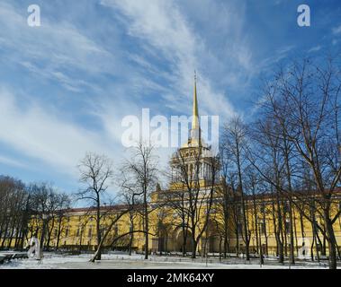 St Petersburg, Russia, 20 gennaio 2023.Admiralty costruzione di guglia d'oro con una pala meteo, vista ad angolo basso Foto Stock