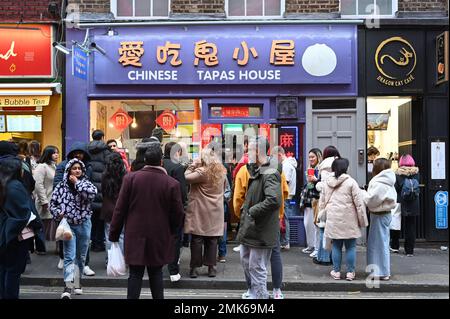 Londra, Regno Unito. 28th Jan, 2023. Chinatown, gennaio 28 2023. Londra, Regno Unito. I turisti e le persone locali in piedi fuori aspettano il loro ordine di fronte alla casa cinese Tapas a Chinatown, Londra. Credit: Vedi li/Picture Capital/Alamy Live News Foto Stock