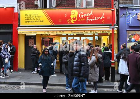 Londra, Regno Unito. 28th Jan, 2023. Chinatown, gennaio 28 2023. Londra, Regno Unito. I turisti e le persone locali che si trovano fuori aspettano il loro ordine davanti al Good Friend di Chinatown, Londra, Regno Unito. Credit: Vedi li/Picture Capital/Alamy Live News Foto Stock