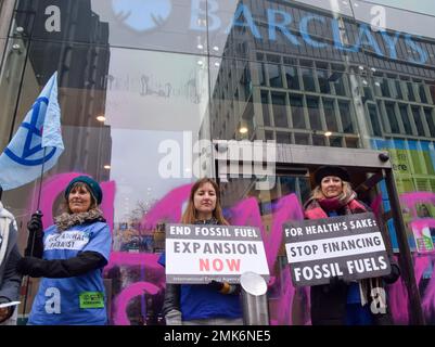 Londra, Regno Unito. 28th Jan, 2023. Extinction Rebellion Doctors, un gruppo di medici effettivi e professionisti medici, ha organizzato una dimostrazione al di fuori di Barclays su Tottenham Court Road per protestare contro il continuo finanziamento della banca di combustibili fossili. All'inizio della giornata, un altro gruppo di attivisti ha verniciato a spruzzo i criminali del clima e bloccato' in caso di emergenza climatica rompere gli adesivi vetro sulla finestra in risposta al verdetto di ieri del tribunale sulle donne attiviste che hanno distrutto le finestre del quartier generale di Barclays. (Credit Image: © Vuk Valcic/ZUMA Press Wire) SOLO PER USO EDITORIALE! Non per unità commerciali U. Foto Stock