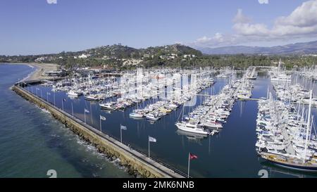 Barche a vela ormeggiate nel porto di Santa Barbara Foto Stock