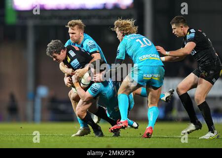 Exeter, Regno Unito. 28 gennaio 2023. Ian Whitten di Exeter Chiefs viene affrontato da Billy Twelvetrees di Gloucester Rugby, Harry Elrington di Gloucester Rugby e Chris Harris di Gloucester Rugby durante la partita di rugby Gallagher Premiership tra Exeter Chiefs e Gloucester a Sandy Park, Exeter, Regno Unito, il 28 gennaio 2023. Foto di Scott Boulton. Solo per uso editoriale, licenza richiesta per uso commerciale. Non è utilizzabile nelle scommesse, nei giochi o nelle pubblicazioni di un singolo club/campionato/giocatore. Credit: UK Sports Pics Ltd/Alamy Live News Foto Stock