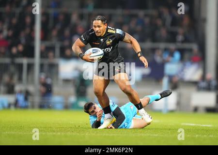 Exeter, Regno Unito. 28 gennaio 2023. Il Solomone Kata di Exeter Chiefs evita di affrontare la partita di rugby Gallagher Premiership tra Exeter Chiefs e Gloucester a Sandy Park, Exeter, Regno Unito, il 28 gennaio 2023. Foto di Scott Boulton. Solo per uso editoriale, licenza richiesta per uso commerciale. Non è utilizzabile nelle scommesse, nei giochi o nelle pubblicazioni di un singolo club/campionato/giocatore. Credit: UK Sports Pics Ltd/Alamy Live News Foto Stock