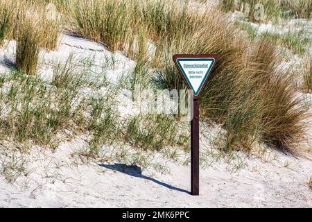 Cartello con iscrizione zona di protezione delle dune, si prega di non entrare, dune di Helgoland, Isola di Helgoland, Mare del Nord, Schleswig-Holstein, Germania Foto Stock