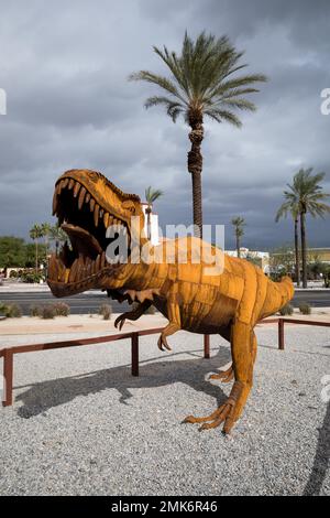 Palm Springs, Stati Uniti. 8th novembre 2022 sculture di dinosauro Jurassic Wonders dal Museo delle antiche meraviglie di Palm Springs. Foto Stock