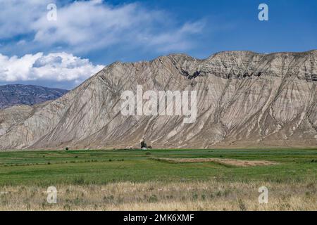 Paesaggio lungo la catena montuosa di At-Bashy, la regione di Naryn, il Kirghizistan Foto Stock