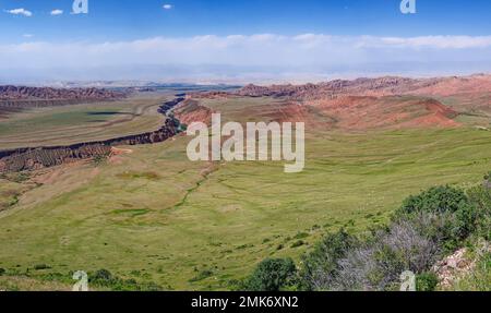 Paesaggio lungo la catena montuosa di At-Bashy, la regione di Naryn, il Kirghizistan Foto Stock