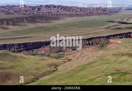 Paesaggio lungo la catena montuosa di At-Bashy, la regione di Naryn, il Kirghizistan Foto Stock