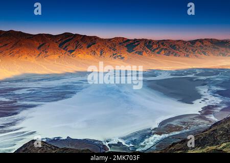 Vista da Dantes View, all'alba, sul Badwater Basin, il Death Valley National Park, California, Stati Uniti, Nord America Foto Stock