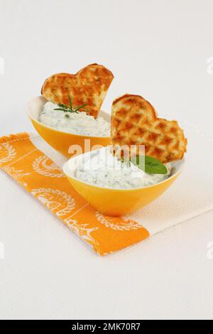 Cucina tedesca del sud, waffle con cagliata di erbe in piccole ciotole, a forma di cuore, Germania Foto Stock