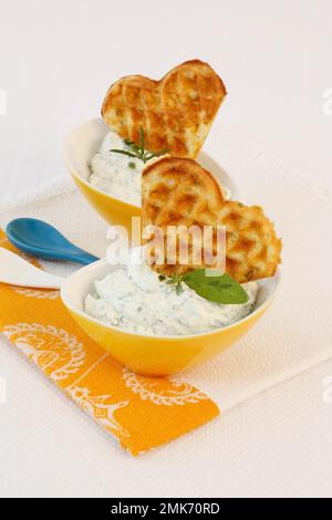 Cucina tedesca del sud, waffle con cagliata di erbe in piccole ciotole, a forma di cuore, Germania Foto Stock