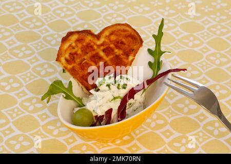 Cucina tedesca del sud, waffle con cagliata di erbe in piccole ciotole, a forma di cuore, forchetta, Germania Foto Stock