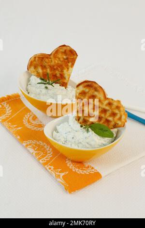 Cucina tedesca del sud, waffle con cagliata di erbe in piccole ciotole, a forma di cuore, Germania Foto Stock