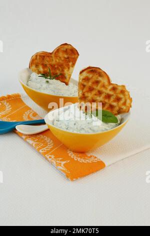 Cucina tedesca del sud, waffle con cagliata di erbe in piccole ciotole, a forma di cuore, Germania Foto Stock