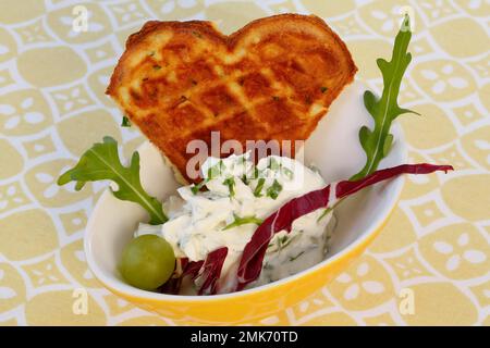 Cucina tedesca del sud, waffle con cagliata di erbe in piccole ciotole, a forma di cuore, Germania Foto Stock