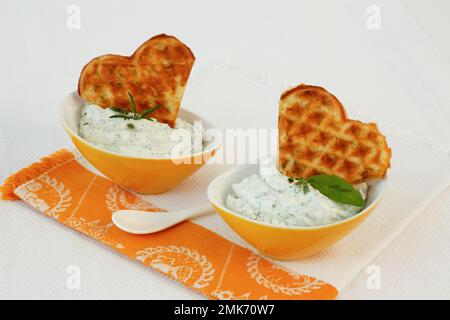 Cucina tedesca del sud, waffle con cagliata di erbe in piccole ciotole, a forma di cuore, Germania Foto Stock