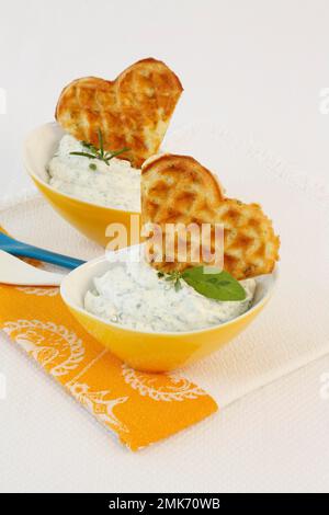 Cucina tedesca del sud, waffle con cagliata di erbe in piccole ciotole, a forma di cuore, Germania Foto Stock