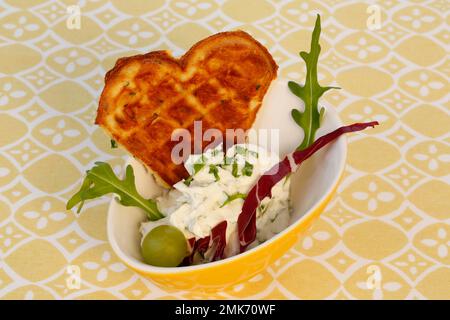 Cucina tedesca del sud, waffle con cagliata di erbe in piccole ciotole, a forma di cuore, Germania Foto Stock