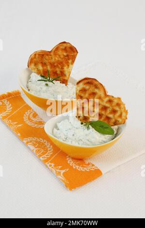 Cucina tedesca del sud, waffle con cagliata di erbe in piccole ciotole, a forma di cuore, Germania Foto Stock