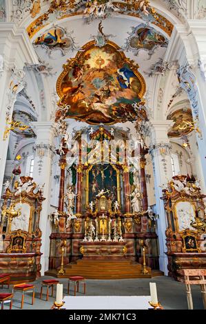 Altare maggiore con affreschi a soffitto Chiesa di San George e St James, Isny, Allgaeu, Baviera, Germania Foto Stock