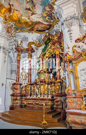 Altare maggiore e affreschi soffitto, Chiesa di San George e St James, Isny, Allgaeu, Baviera, Germania Foto Stock