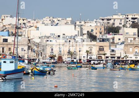 Porto di pesca di Marsaxlokks, di fronte al Mar Mediterraneo, a Malta, alle isole maltesi Foto Stock