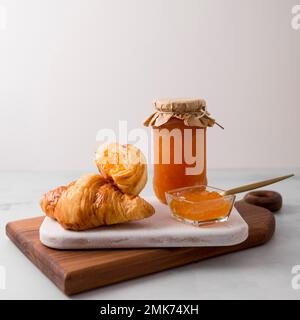 marmellata di cornetti francesi per la colazione. Foto ad alta risoluzione Foto Stock