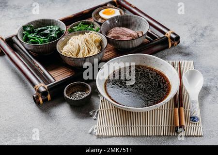 assortimento di piatti giapponesi ad angolo alto. Foto ad alta risoluzione Foto Stock