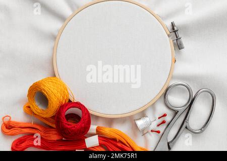 assortimento di forbici per filettature con vista dall'alto. Foto ad alta risoluzione Foto Stock