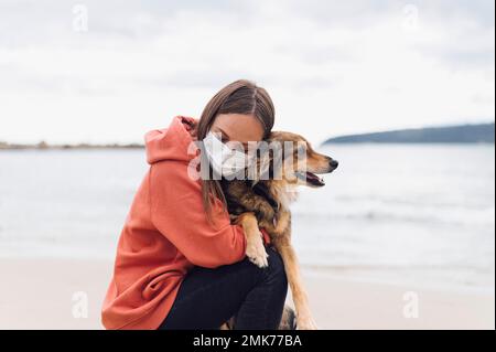 proprietario accarezzare adorabile gatto. Foto ad alta risoluzione Foto Stock